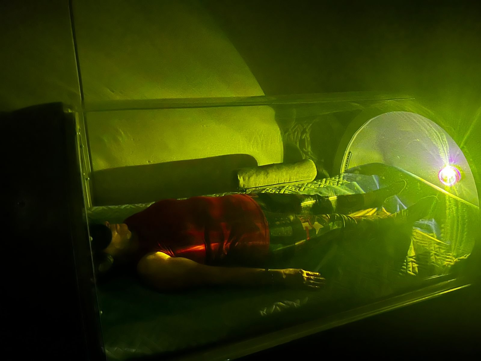 Sesión KAMARA en cámara inmersiva con luz verde